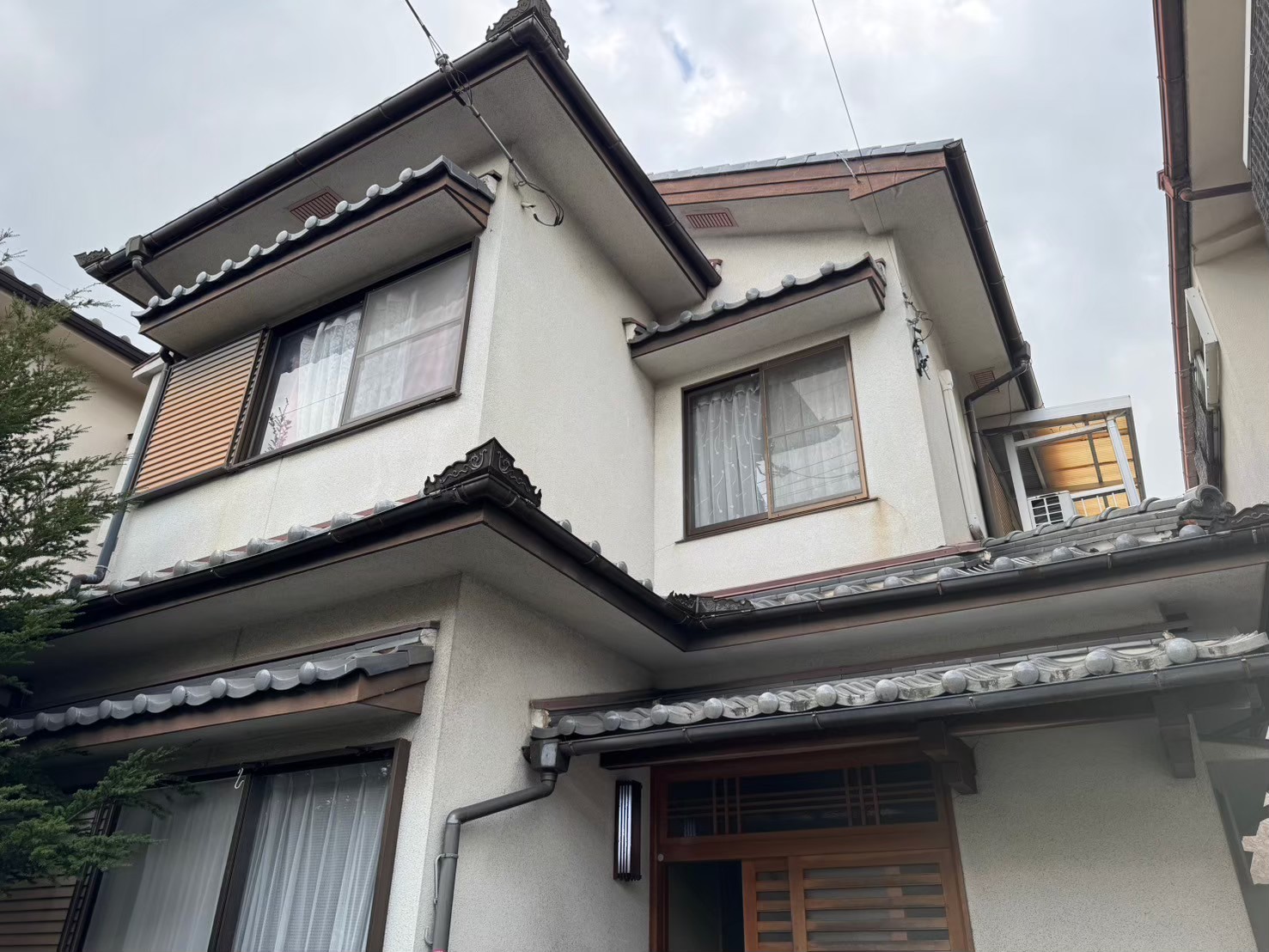 【草津市】瓦屋根の漆喰が剥がれた？屋根の定期点検と現場調査の重要性